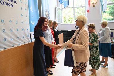 Podwójny jubileusz III LO im. Marynarki Wojennej w Gdyni - Joanna Zielińska, przewodnicząca Rady Miasta Gdyni wręcza nagrodę Marii Jankowskiej, najlepszej międzynarodowej maturzystce, która zdobyła 43 punkty na 45 możliwych do zdobycia. Fot. Zygmunt Gołąb 