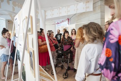 Oprowadzanie po wystawie dla seniorów w muzeum (mat. prasowe Muzeum Miasta Gdyni)