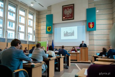 XXIII sesja Rady Miasta Gdyni. Na mównicy Tadeusz Szemiot, przewodniczący RMG (fot. Kamil Złoch)
