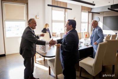 Prezydent Gdyni Wojciech Szczurek wita się z Juanem Sandovalem Mendioleą - ambasadorem Meksyku oraz Andrzejem Sucheckim - konsulem honorowym Meksyku w Gdańsku // fot. Przemysław Kozłowski
