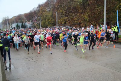 Uczestnicy gdyńskich zawodów parkrun (fot. materiały organizatora)