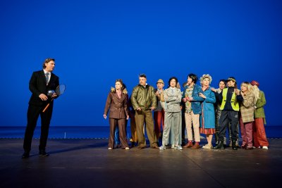 Zdjęcie z próby medialnej spektaklu „Na Ziemię! Czyli szał niebieskich ciał” na Scenie Letniej w Orłowie. Scena zbiorowa (fot. Piotr Pędziszewski)