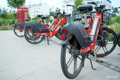 Rowery Mevo stojące na stacji w Parku Centralnym