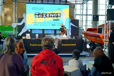 Podczas ScienceCom uczniowie z pomorskich szkół mogą m.in. zobaczyć ciekawe eksperymenty naukowe (fot. Magdalena Czernek) 