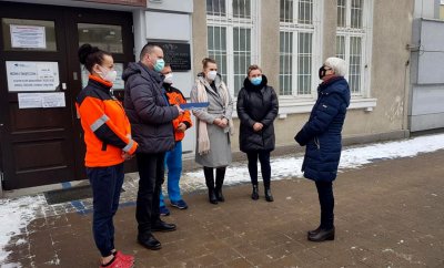 Na zdjęciu Joanna Zielińska i przedstawiciele szpitali Pomorskich Sp. z o.o. przed szpitalem Wincentego a Paulo