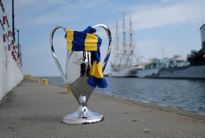 Puchar Polski owinięty żółto-niebieskim szalikiem // fot. gdyniasport.pl