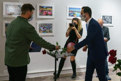 3 września w Ratuszu Staromiejskim w Gdańsku odbył się wernisaż wystawy oraz uroczystość wręczenia nagród XXIV Pomorskiego Konkursu Fotografii Prasowej im. Zbigniewa i Macieja Kosycarzy Gdańsk Press Photo 2020. Na zdjęciu radny Gdyni Grzegorz Taraszkiewicz wręcza wyróżnienie dla fotoreportera Krzysztofa Mystkowskiego  // fot. Anna Rezulak