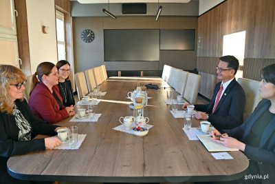 Od prawej (zgodnie z ruchem wskazówek zegara): Jeff Y. J. Liu –  dyrektor Biura Przedstawicielstwa Tajpej w Polsce, Katie Kai-ti Lin – trzecia sekretarz Biura Przedstawicielstwa Tajpej w Polsce, Joanna Leman – kierownik Referatu Współpracy z Zagranicą Urzędu Miasta Gdyni, prezydent Gdyni Aleksandra Kosiorek oraz Justyna Patyk – zastępca naczelnika Wydziału Polityki Gospodarczej Urzędu Miasta Gdyni podczas spotkania w Urzędzie Miasta Gdyni ( fot. Magdalena Czernek)