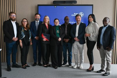 Przedstawiciele kenijskiego sektora kawowego oraz pozostali uczestnicy spotkania w Porcie Gdynia. Wśród nich Aleksandra Kosiorek, prezydent Gdyni oraz Piotr Gorzeński, prezes Zarządu Morskiego Portu Gdynia (fot. Natalia Kawalerowicz)