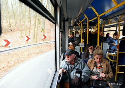 Na charakterystyczny, kręty fragment ul. Sopockiej wyjechał pierwszy przegubowy trolejbus, fot. Kamil Złoch