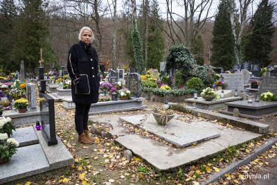 Anna Rydzewska, dyrektor Zarządu Cmentarzy Komunalnych w Gdyni przy grobie kpt. Jerzego Błeszyńskiego. Fot. Przemysław Kozłowski