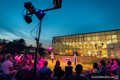 Podczas 7. edycji festiwalu „Pociąg do Miasta” jedno z przedstawień wystawiono przed siedzibą Centrum Nauki Experyment // fot. Krzysztof Winciorek