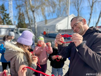 Nauka węzłów żeglarskich to jedna z obowiązkowych pozycji w trakcie zajęć (fot. Natalia Wiśniewska)