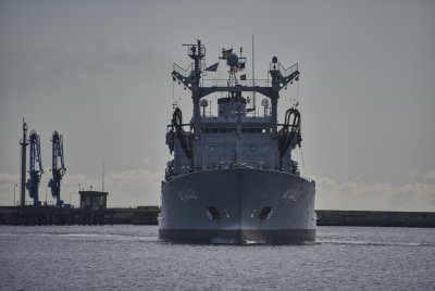 Niemiecki okręt zaopatrzenia FGS Spessart wpływający do gdyńskiego portu // fot. st. chor. szt. mar. Piotr Leoniak