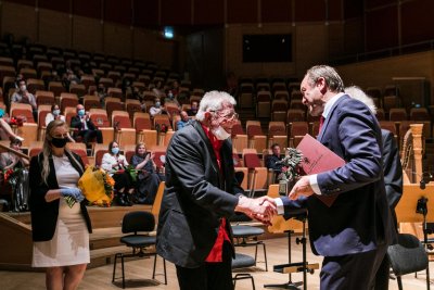 Scena Polskiej Filharmonii Bałtyckiej w Gdańsku. Przemek Dyakowski odbiera nagrodę z rąk Mieczysława Struka.