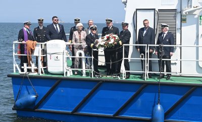 W samo południe z basenu Prezydenta na statku wyruszyła reprezentacja ludzi morza i urzędników. Na wodach Zatoki Gdańskiej złożyli symboliczny hołd tym, co odeszli na wieczną wachtę. Fot. Zygmunt Gołąb 