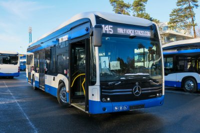 Nowoczesne elektrobusy Mercedes-Benz eCitaro w gdyńskim malowaniu oraz z przykładową linią i kierunkiem na wyświetlaczu // fot. Marcin Gromadzki