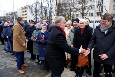 Prezydent Gdyni Wojciech Szczurek wita się z mieszkańcami, samorządowcami i parlamentarzystami zebranymi z okazji 97. urodzin Gdyni pod Pomnikiem Polski Morskiej. Fot. Przemysław Kozłowski