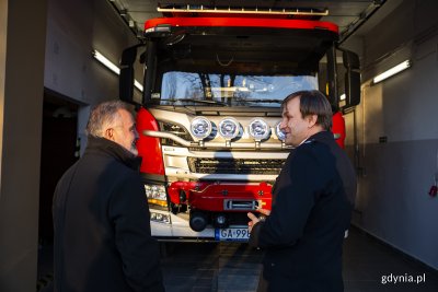 Prezydent Gdyni Wojciech Szczurek i prezes OSP Wiczlino Waldemar Kolatowski oglądają zakupiony dla jednostki w grudniu ub. r. nowy wóz bojowy. Fot. Przemysław Kozłowski