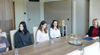 Laureatki konkursu Washington Business Week: Marta Rakiel i Julianna Jung w towarzystwie wiceprezydentki Oktawii Gorzeńskiej i bliskich (fot. Magda Śliżewska)