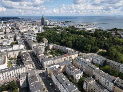 Zdjęcie lotnicze Śródmieścia Gdyni w trakcie dnia