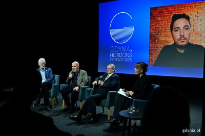 Od lewej: Aleś Bialacki – białoruski obrońca praw człowieka i laureat Pokojowej Nagrody Nobla, Richard Flanagan – australijski pisarz, historyk i reżyser filmowy, Norman Davies – brytyjsko-polski historyk i honorowy obywatel Gdyni, prowadząca debatę Katarzyna Kasia i ukraiński pisarz Andrij Lubka (łączący się online) podczas forum Horizons of Peace w Konsulacie Kultury (fot. Magdalena Czernek)
