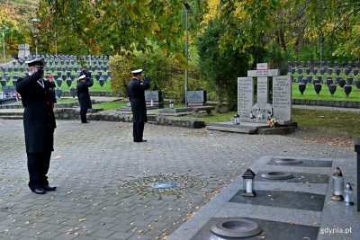 Przedstawiciele dowództwa Marynarki Wojennej RP oddający hołd obrońcom Wybrzeża oraz zasłużonym dowódcom i marynarzom na Cmentarzu Wojennym w Redłowie (fot. Magdalena Czernek) 