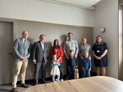 Wręczenie upominków dla dzieci, które obchodzą urodziny w dniu 5 lat Karty Mieszkańca.