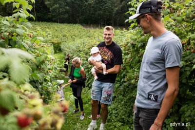 Koszykarz Mateusz Kostrzewski z córką Zoją, żoną Dagmarą i znajomymi z okolic Krakowa na samozbiorze malin w „Malinogrodzie”. Fot. Przemysław Kozłowski