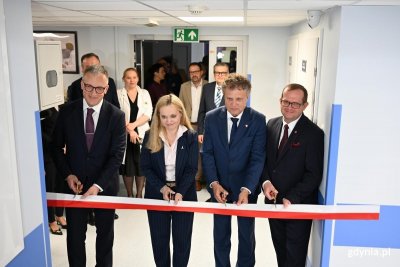 Otwarcie nowej pracowni tomografii komputerowej w CMMiT w Gdyni. Na zdjęciu widoczni od lewej: prof. Marcin Renke, dyrektor UCMMiT w Gdyni, Jolanta Sobierańska-Grenda, ministra zdrowia, Jacek Karnowski, wiceminister Funduszy i Polityki Regionalnej oraz prof. Michał Markuszewski, rektor Gdańskiego Uniwersytetu Medycznego (fot. Łukasz Kamasz)