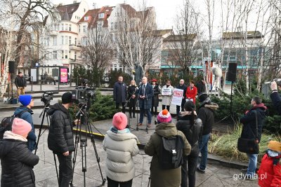 Briefing prasowy w Sopocie, podczas którego pomorscy samorządowcy apelowali o działania zmierzające do odblokowania środków z Krajowego Planu Odbudowy, fot. Kamil Złoch