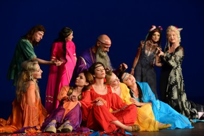 Zdjęcie ze spektaklu „Kwiaty we włosach”, który był prezentowany na Scenie Letniej. Scena zbiorowa // fot. Roman Jocher
