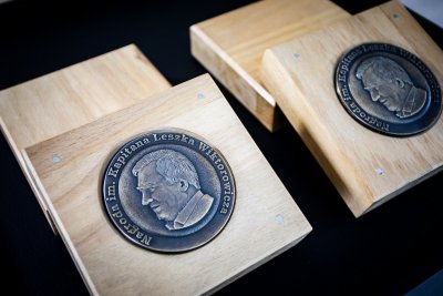 Pamiątkowy medal wręczany laureatom Nagrody im. kpt. Leszka Wiktorowicza // fot. Press Club Polska