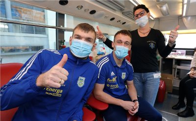 Przed Stadionem Miejskim w Gdyni można było oddać krew i spotkać się z piłkarzami Arki // fot. S. Wrzosek/Arka Gdynia