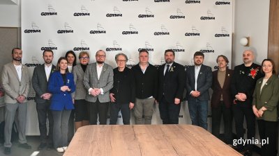 Gdyński Fundusz Filmowy zostanie reaktywowany. Decyzję podjęła Rada Miasta Gdyni. Na zdjęciu od lewej radni: Marcus da Silva, Norbert Anisowicz, Monika Strzałkowska, Mariola Śrubarczyk-Cichowska, Teresa Bysewska. Dalej Mariusz Bzdęga, dyrektor zarządzający ds. kultury i aktywności mieszkańców, reżyser Robert Gliński, Jerzy Rados, dyrektor Gdyńskiego Centrum Filmowego, Tadeusz Szemiot, przewodniczący Rady Miasta Gdyni. Radni: Dominik Aziewicz, Łukasz Piesiewicz, Jakub Żynis oraz Larysa Kramin (fot. Łukasz Kamasz) 