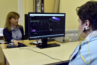 Trening EEG-Biofeedback wykonuje się za pomocą sprzętu, który składa się z komputera ze specjalistycznym oprogramowaniem, dwóch monitorów i specjalnych elektrod, fot. Jan Ziarnicki