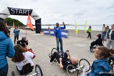 W biegu startować można było też na tzw. handbike'ach, fot. Michał Puszczewicz