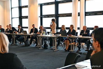 Członkowie Komisji Edukacji Związku Miast Polskich podczas obrad. Wśród zgromadzonych m.in.: Beata Chrzanowska – wiceprezydent Słupska i przewodnicząca Komisji Edukacji Związku Miast Polskich, Oktawia Gorzeńska – wiceprezydentka Gdyni i wiceprzewodnicząca Komisji Edukacji Związku Miast Polskich oraz Magdalena Czarzyńska-Jachim, która jest prezydentką Sopotu i skarbniczką Związku Miast Polskich (fot. Magdalena Czernek)