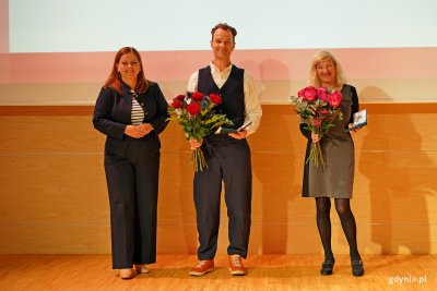 Prezydent Gdyni Aleksandra Kosiorek z laureatami medali „Civitas e Mari” – prof. Edwardem Denisonem oraz Jolantą Barton-Piórkowską (fot. Magdalena Czernek) 