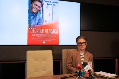 Justyna Sienkiewicz-Baraniak, specjalistka ds. komunikacji z mediami Muzeum Emigracji, podczas konferencji prasowej w Urzędzie Miasta Gdyni zapraszająca na spotkanie autorskie z Thomasem A. Lukaszukiem i Agathą Rae, autorami książki „Pozdrów Reagana” (fot. Magdalena Starnawska)