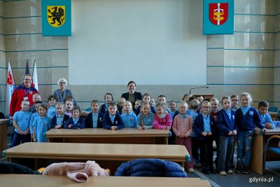 Pierwszoklasiści ze Szkoły Podstawowej nr 40 wraz z prezydent Gdyni Aleksandrą Kosiorek, radną miasta Joanną Zielińską oraz Pawłem Kurskim z Biblioteki Urzędu Miasta Gdyni w sali obrad Rady Miasta Gdyni (fot. Magdalena Czernek)