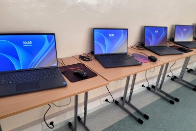 Do szkół w Gdyni dotarły pierwsze laptopy i tablety dla uczniów w ramach dofinansowania z KPO (fot. SP 39  w Gdyni)