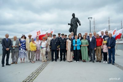 Wspólne zdjęcie uczestników uroczystości z okazji 162. rocznicy urodzin inż. Tadeusza Wendy (fot. Magdalena Czernek) 