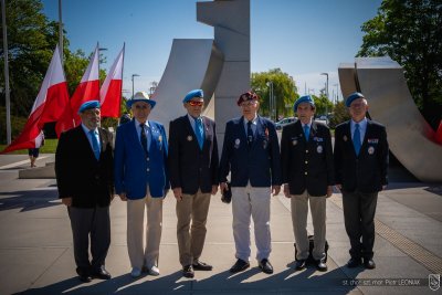 Uroczystą oprawę miały gdyńskie obchody Międzynarodowego Dnia Uczestników Misji Pokojowych ONZ oraz Dnia Weterana Działań poza Granicami Państwa przed pomnikiem Polski Morskiej.  Fot. st. chor. szt. mar. Piotr Leoniak
