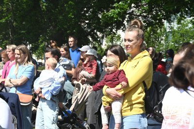W sadzeniu drzewka wzięły udział dzieci urodzone w 2025 roku (fot. Aneta Marczak)