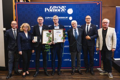 W plebiscycie magazyn „Zawsze Pomorze” Gdynia otrzymała dwie nagrody oraz jedno wyróżnienie. Na zdjęciu m.in.: wicewojewoda pomorski Emil Rojek, wicemarszałek województwa pomorskiego Marcin Skwierawski, były marszałek województwa pomorskiego Jan Kozłowski, wiceprezydent Gdyni Rafał Geremek, dziekan Wydziału Prawa i Administracji WSAiB w Gdyni dr Izabela Nakielska, redaktor naczelny „Zawsze Pomorze” Mariusz Szmidka (fot. Karol Makurat/Zawsze Pomorze)