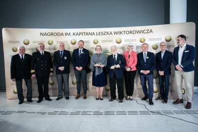 Od lewej: Marek Brągoszewski z Bractwa Kaphornowców, Mariusz Wiktorowicz - syn kpt. Leszka Wiktorowicza, Marek Padjas z Bractwa Kaphornowców, Marek Łucyk - wiceprezydent Gdyni ds. rozwoju, Lucyna Mieczkowska - żona kpt. Waldemara Mieczkowskiego, laureata nagrody specjalnej, kpt. Ziemowit Barański - laureat Nagrody im. kpt. Leszka Wiktorowicza, Joanna Zielińska - przewodnicząca Rady Miasta Gdyni, Wojciech Szczurek - prezydent Gdyni, Waldemar Heflich z Press Clubu Polska // fot. materiały prasowe Press Clubu Polska