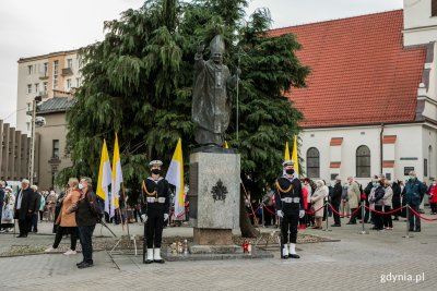 Obchody Dnia Papieskiego w Gdyni. Przy pomniku Jana Pawła II stanął posterunek honorowy // fot. Karol Stańczak