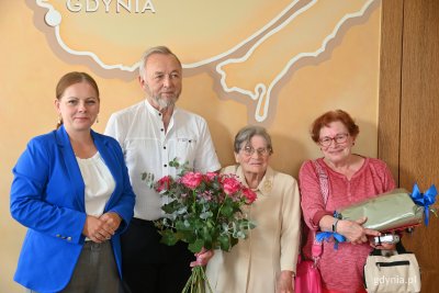 Na zdjęciu od lewej: prezydent Aleksandra Kosiorek oraz Pani Janina z córką i przyjacielem rodziny (fot. Karolina Szypelt)