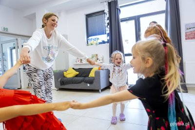 Jeden z projektów na rzecz ukraińskich uchodźców Spynka, dzięki któremu ukraińskie kobiety zyskały zawód opiekunek do dzieci, ukraińskie dzieci opiekę i rozrywkę w ciągu dnia oraz możliwość integracji z polskimi dziećmi, a ich mamy czas na naukę języka i poszukiwanie pracy. Fot. Przemysław Kozłowski